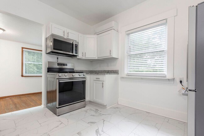 Building Photo - 145 N Keats Ave
