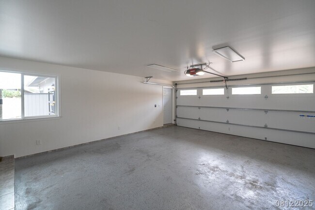 Building Photo - $4900 4BR/2.5BA Ewa Beach Unit - Energy Ef...