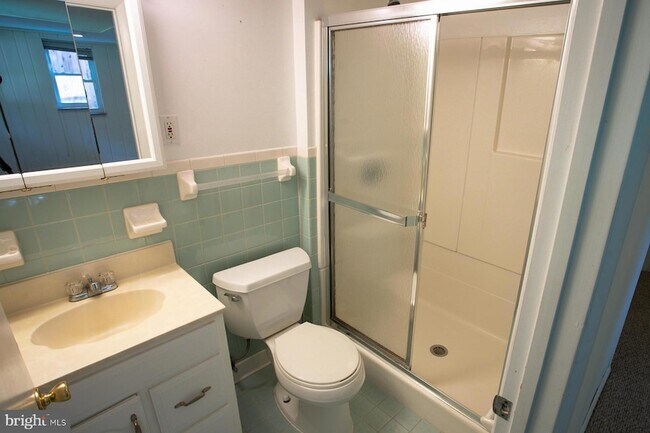 Building Photo - 5915 Ryland Dr
