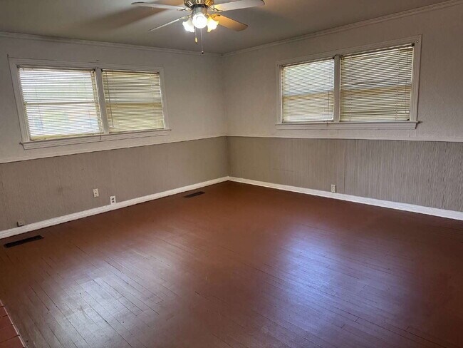 Building Photo - "Charming 2-Bed Home with Gleaming Hardwood Floors in Central Lubbock – 1274 Sq. Ft. of Cozy Livi...