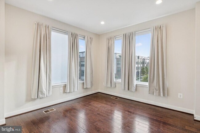 Building Photo - 8091 Red Hook St