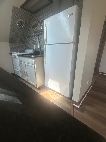 Kitchen (alt View) - 219 E End Ave