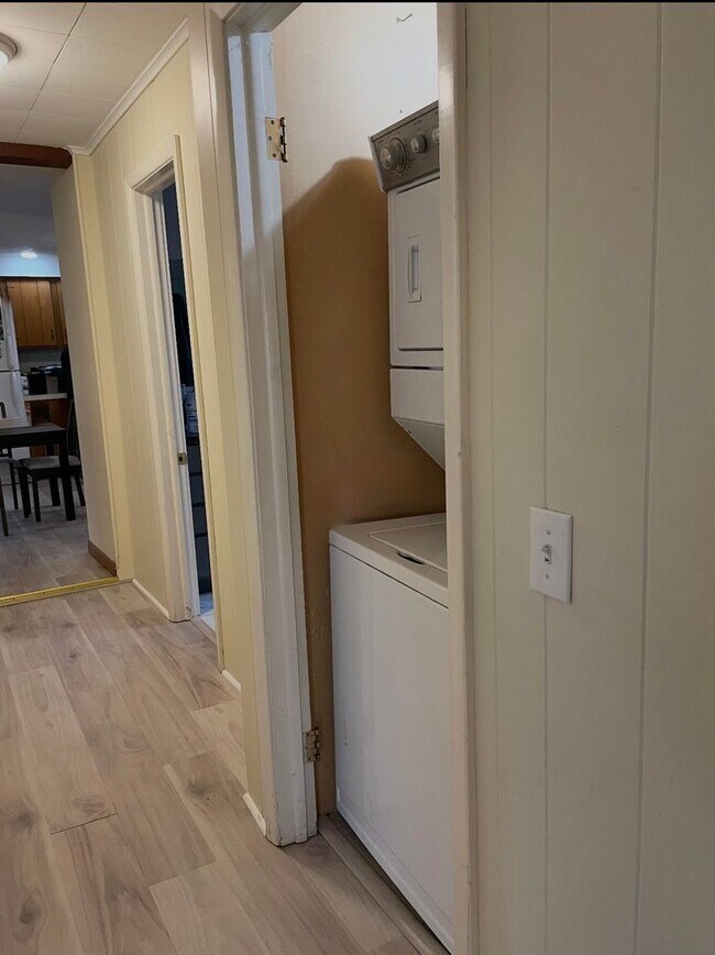 Building Photo - 203 Maple St