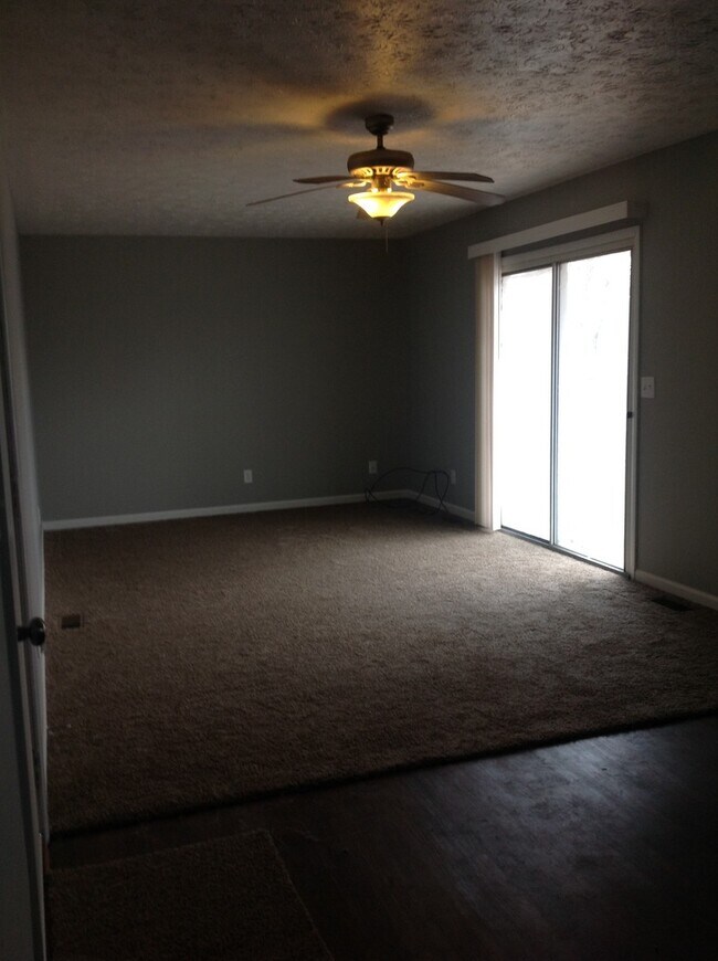 Building Photo - Southside 3 Bedroom with Fenced Yard!