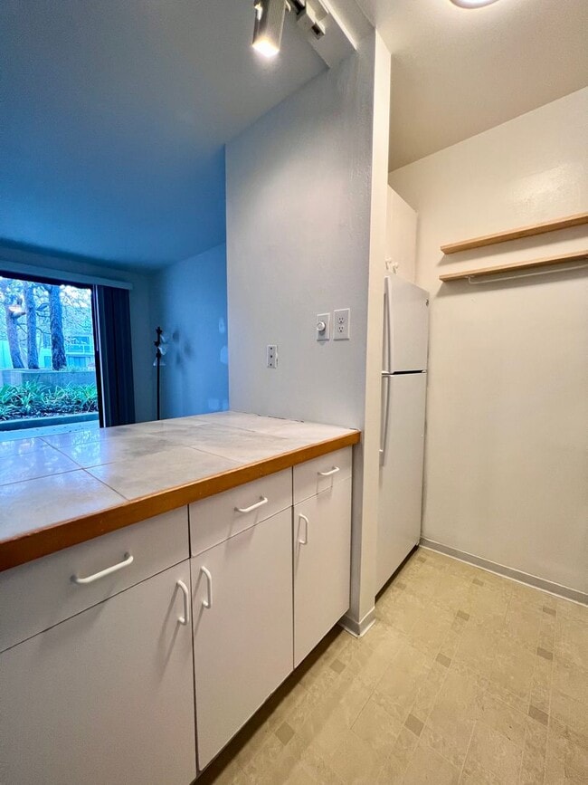 Building Photo - Cozy 1 bedroom on lush courtyard includes water / garbage & 1 parking spot.