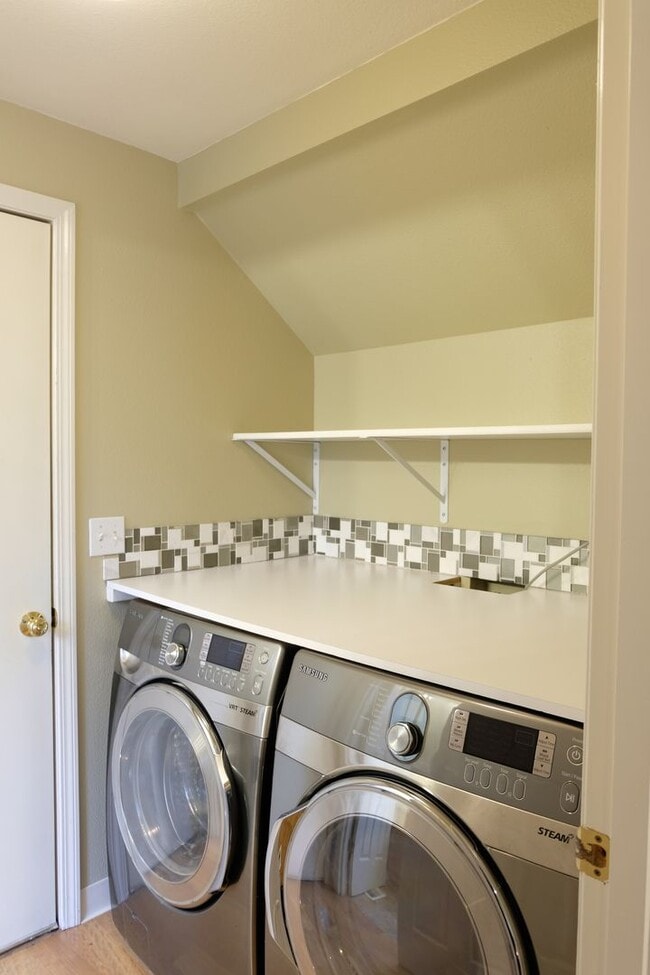 Building Photo - !!!HALF MONTH RENT FREE!!!? Beautifully Updated Home in a Peaceful, Highly Desirable Fisher’s Lan...