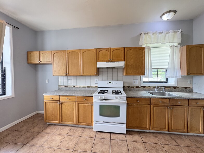 Primary Photo - 136-138 S 7th St