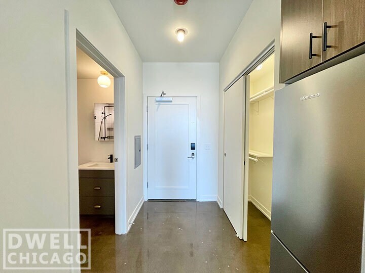 Building Photo - 1139 W Lawrence Ave