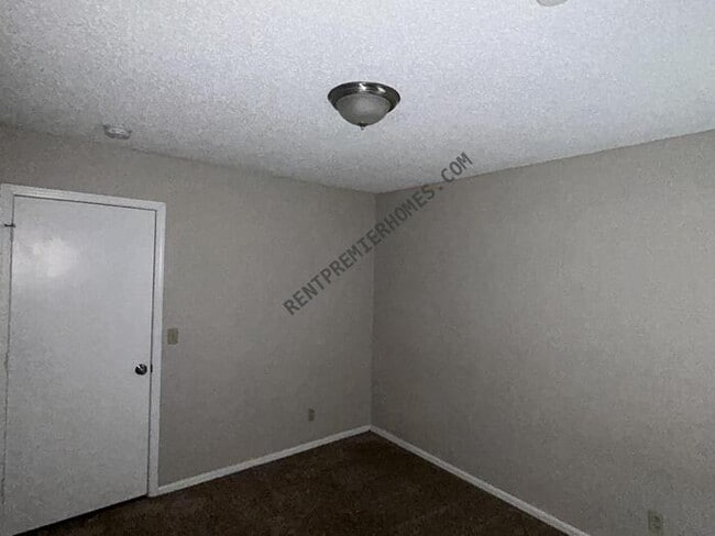 Building Photo - 5711 E 33rd Ct