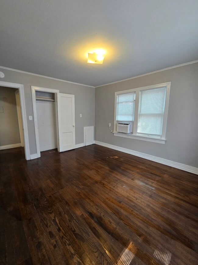 Building Photo - Front Duplex on 11th