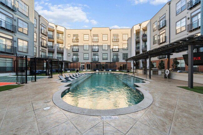 Building Photo - 264 N Walton St