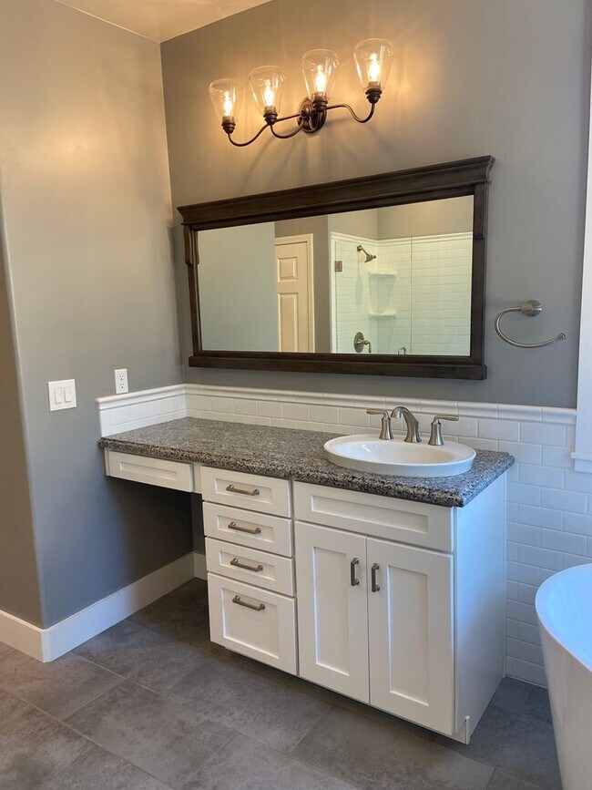 Building Photo - Beautifully remodeled 3 Bdrm+Master retrea...