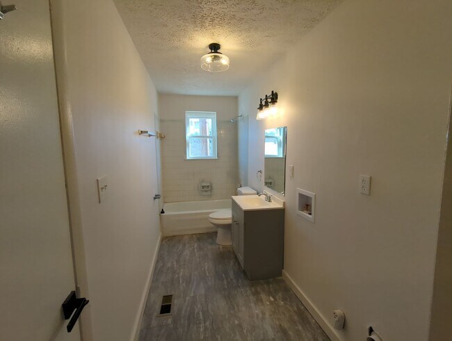 Building Photo - 2015 Duncan Ave