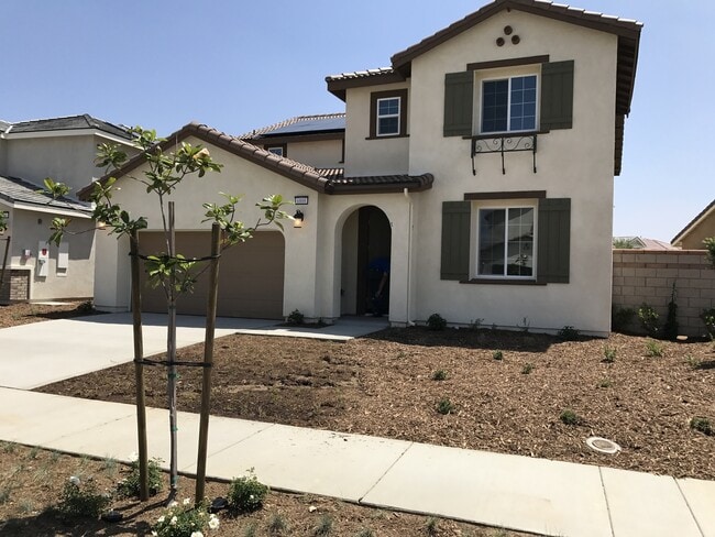 Building Photo - 5 bed home in RiverBend community, Eastvale schools