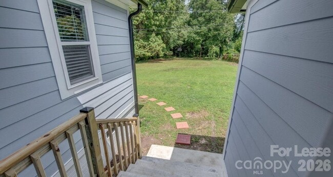 Building Photo - 910 E 6th Ave