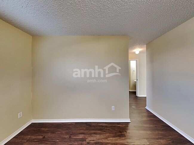 Building Photo - 304 Sandlewood Ln