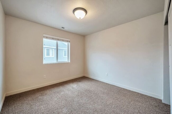 Building Photo - Awesome 2 Story Townhome in Vineyard with ...