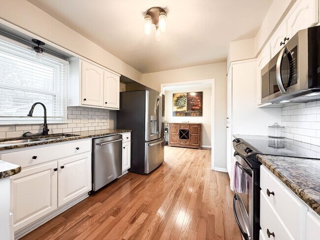 Building Photo - NO APPLICATION FEE FOR 72 HOURS! Spacious Fully-Furnished 5-Bedroom Home | Mid-Term Rental in Gre...
