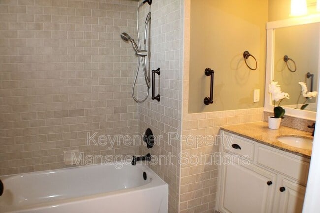 Building Photo - 100 W Village Dr