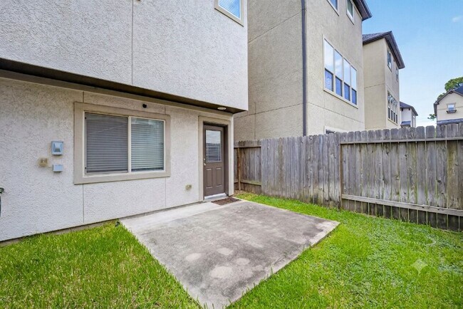 Building Photo - 2707 Shadybrook Meadow Dr