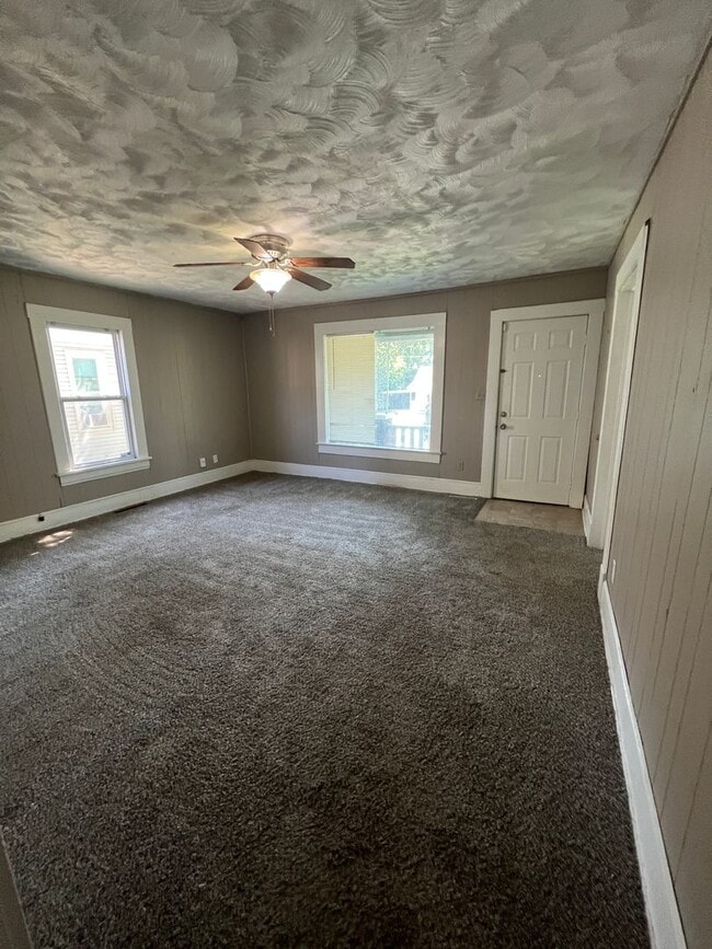 Building Photo - 2 bedroom/1 bathroom