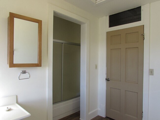 Building Photo - 318 Victor Ave