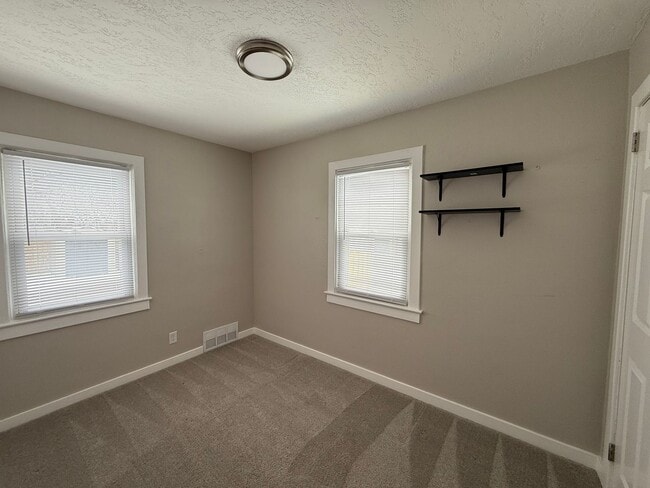 Building Photo - 3 Bedroom Home