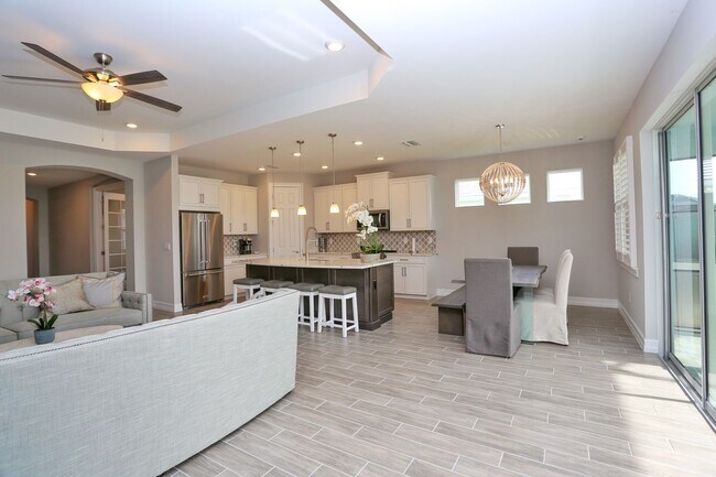 Building Photo - **Brand New, Bright & Beautiful Bonita Spr...