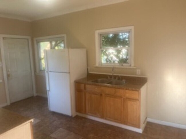 Building Photo - 2 Bedroom Home For Rent