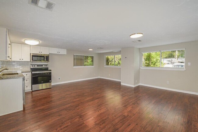 Building Photo - 507 Sioux River Rd