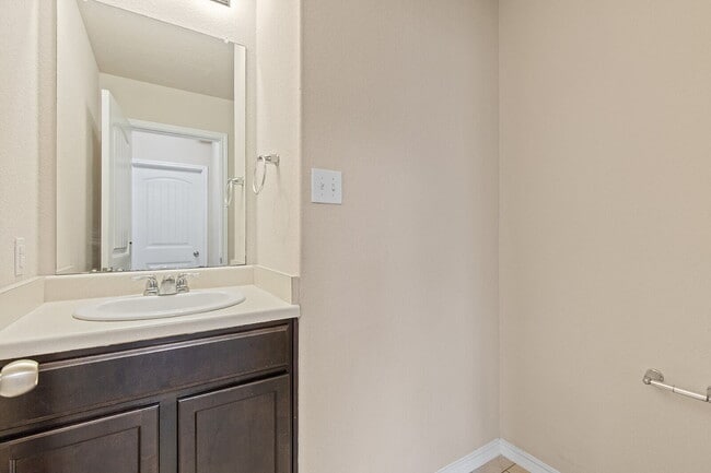 Building Photo - "Spacious 4-Bedroom Retreat in Schertz with 2.5 Baths!"