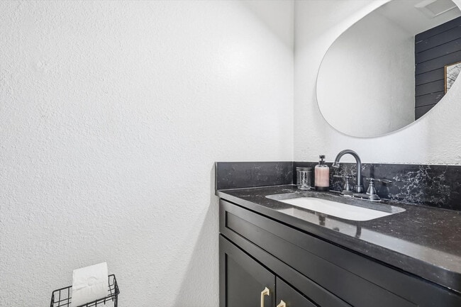 Building Photo - 6440 Knoll Ridge Dr