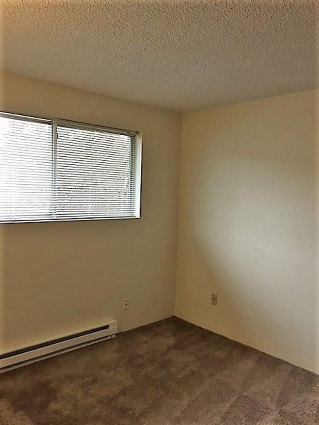 Building Photo - Montavilla Townhouse Style Apartment!