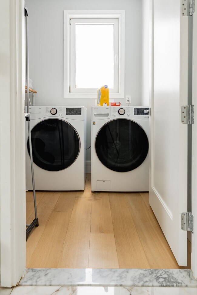 Building Photo - Luxury 5-Bedroom Retreat on 6.5 Acres — Furnished or Unfurnished — Flexible Lease