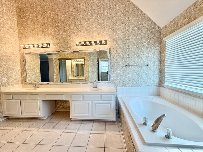 Building Photo - 4614 Forest Home Dr