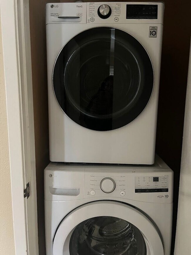 Building Photo - WEST CAMPUS - 2 BEDROOM - 2 BATHROOM  - AUGUST 2026 MOVE IN