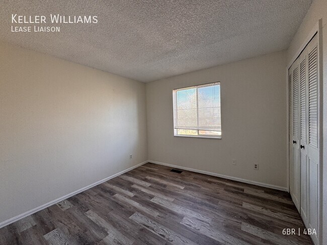 Building Photo - 277 Glenway St