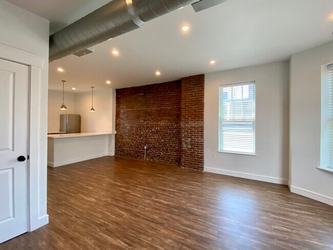 Building Photo - 103 Broadway