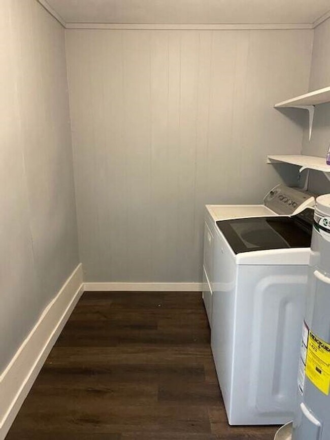 Building Photo - Single-Family Home in Hollister