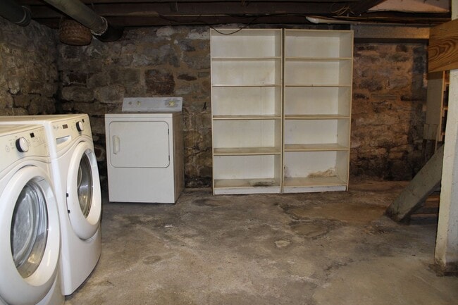 Building Photo - Charming Single Family Home