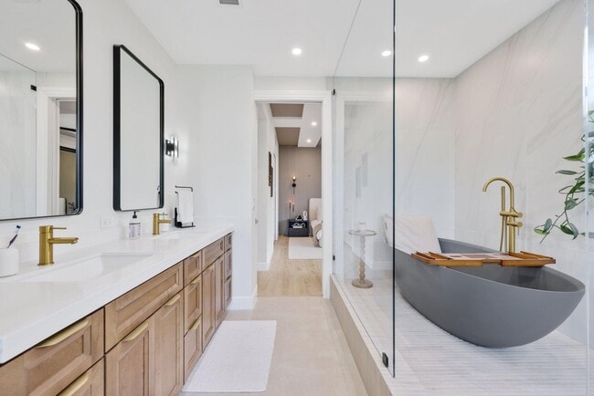 Building Photo - 200 NE 2nd Ave