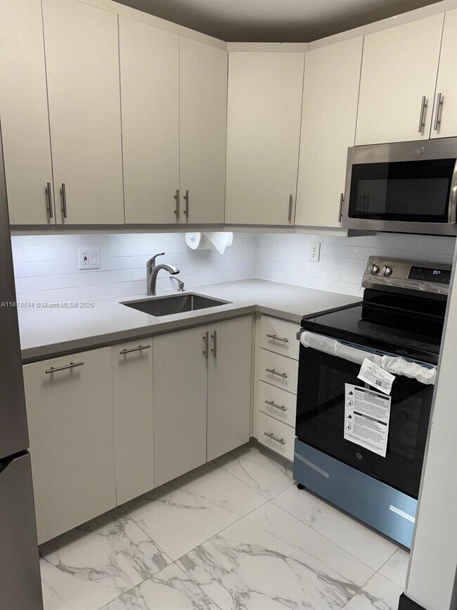 Building Photo - 6921 SW 129th Ave