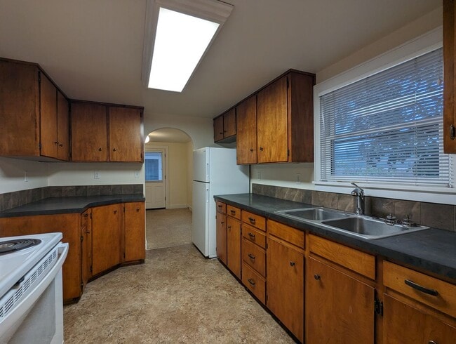 Building Photo - Spacious 2-Bedroom, 1-bath Home Close To Owen Rose Gardens!