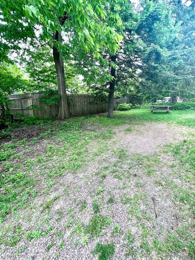 Building Photo - 5 Bedroom, 1.5 Bath Home near UVM (312 Col...