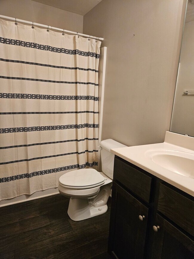 Building Photo - Spacious & Well Maintained Townhouse!