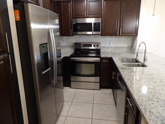 Building Photo - 996 Summit Lake Dr