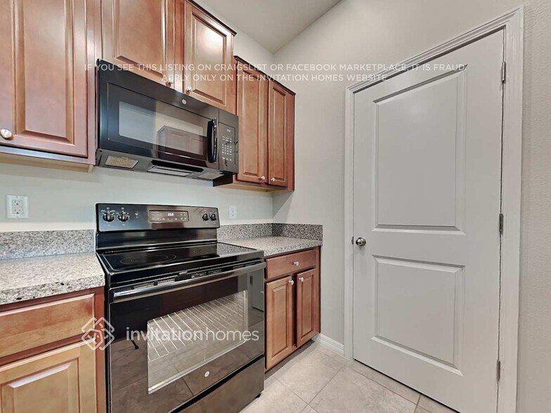 Building Photo - 10654 Lake Montauk Dr