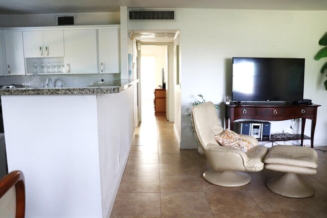 Building Photo - 1 Valencia A