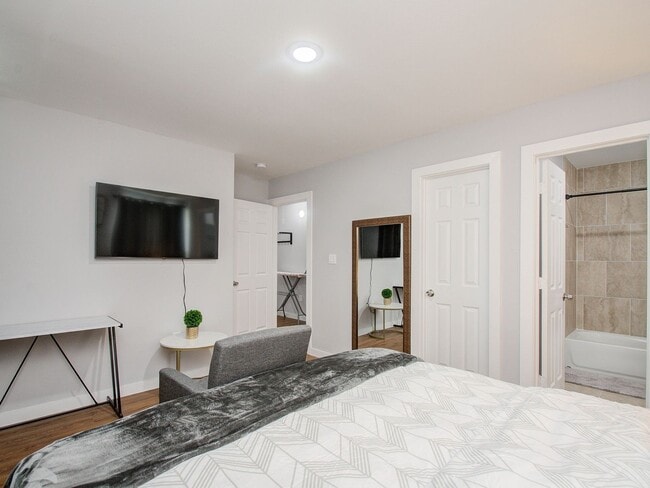 Building Photo - 6610 Haight St