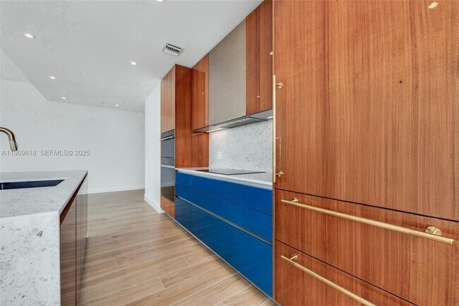 Building Photo - 2678 Tigertail Ave